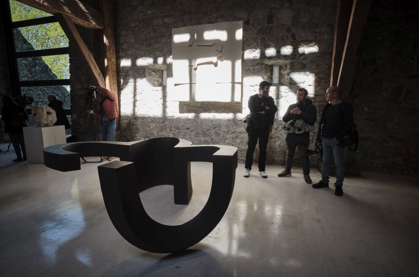 Los responsables del remodelado museo de Zabalaga presentan las nuevas instalaciones y la exposición inaugural antes de su reapertura al público