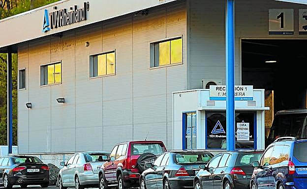 Decenas de guipuzcoanos acuden a diario a la estación de Doneztebe a pasar la ITV.