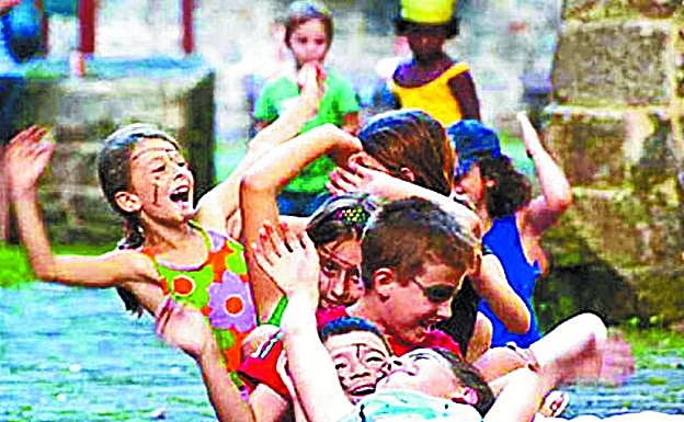 Los más pequeños juegan en la naturaleza en las faldas del monte Urgull.