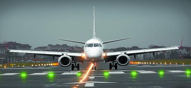 Un avión aterriza en la pista de Hondarribia, que aspira a recibir y despedir vuelos a más destinos.