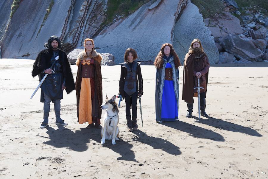 EL DIARIO VASCO reúne a fans de 'Juego de Tronos' en la playa de Itzurun, en Zumaia, para recordar el paso de la serie por Gipuzkoa, a tres días del estreno de su última temporada