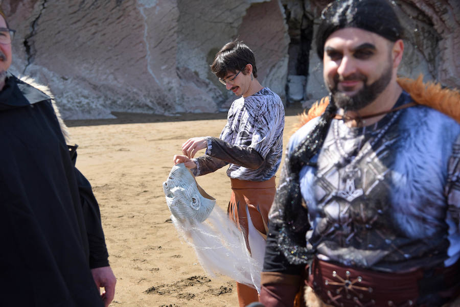 EL DIARIO VASCO reúne a fans de 'Juego de Tronos' en la playa de Itzurun, en Zumaia, para recordar el paso de la serie por Gipuzkoa, a tres días del estreno de su última temporada