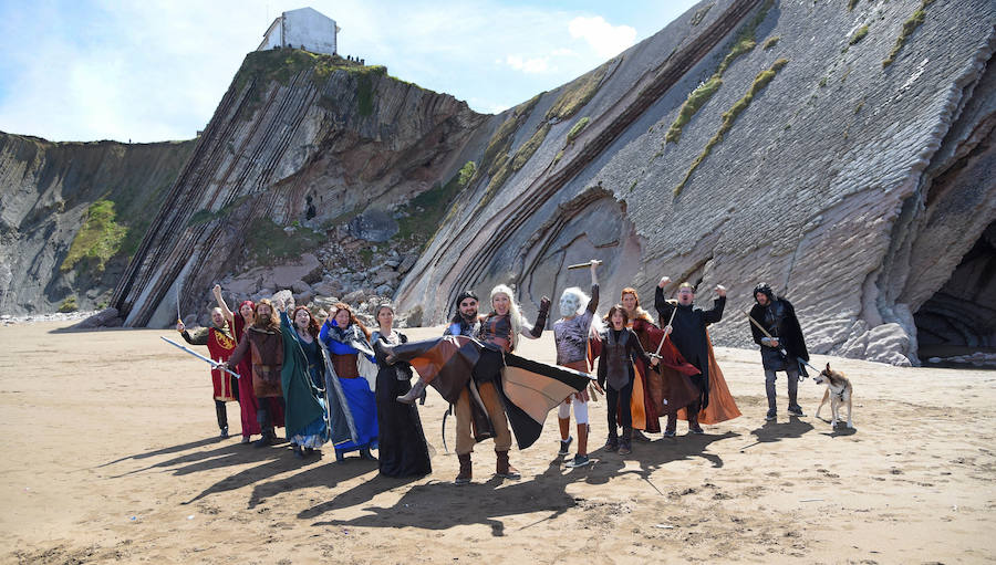 EL DIARIO VASCO reúne a fans de 'Juego de Tronos' en la playa de Itzurun, en Zumaia, para recordar el paso de la serie por Gipuzkoa, a tres días del estreno de su última temporada