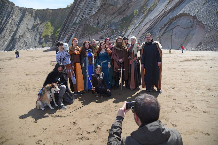 EL DIARIO VASCO reúne a fans de 'Juego de Tronos' en la playa de Itzurun, en Zumaia, para recordar el paso de la serie por Gipuzkoa, a tres días del estreno de su última temporada