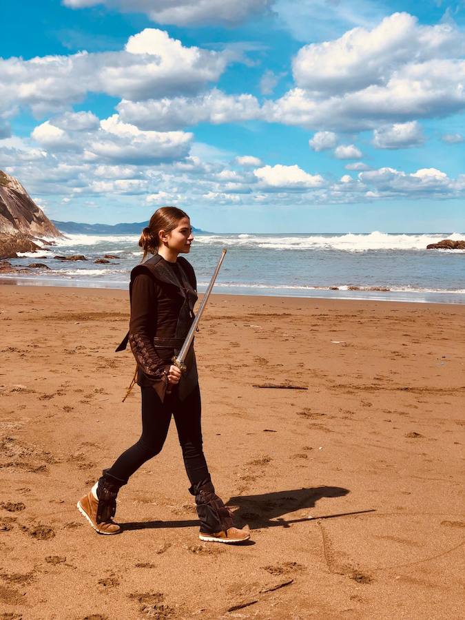 EL DIARIO VASCO reúne a fans de 'Juego de Tronos' en la playa de Itzurun, en Zumaia, para recordar el paso de la serie por Gipuzkoa, a tres días del estreno de su última temporada