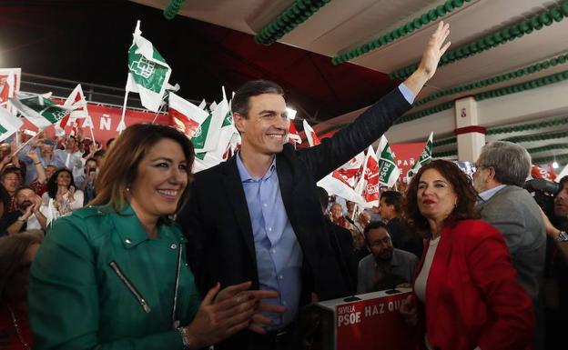 Pedro Sánchez saluda junto a Susana Díaz en un acto en la localidad sevillana de Dos Hermanas. 