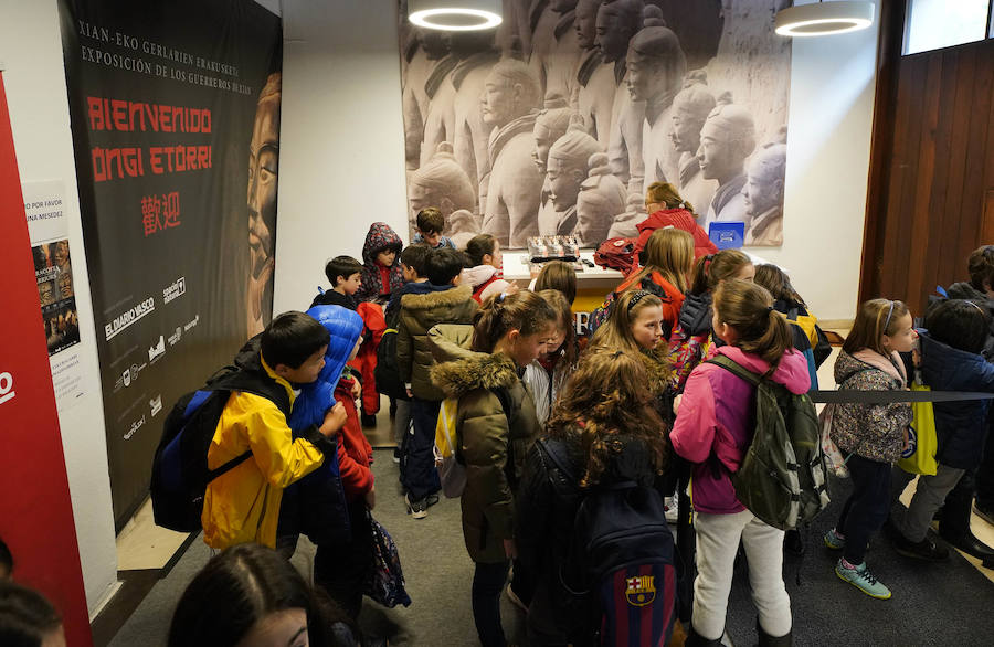 Un total de 530 escolares han visitado en Pasaia la exposición de los guerreros de Xian hasta la fecha.