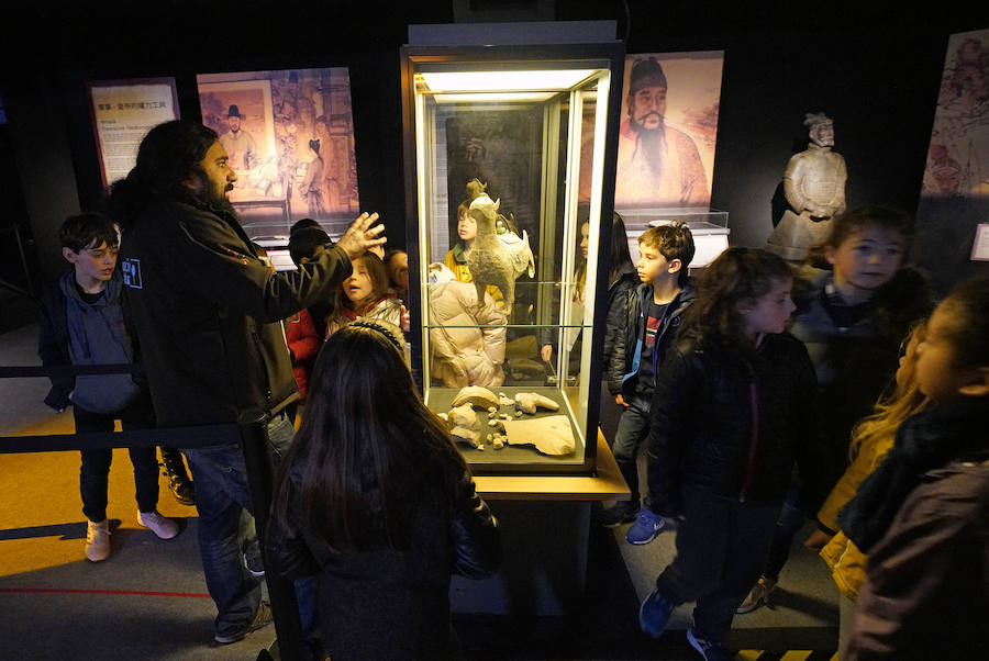 Un total de 530 escolares han visitado en Pasaia la exposición de los guerreros de Xian hasta la fecha.