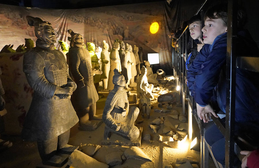 Un total de 530 escolares han visitado en Pasaia la exposición de los guerreros de Xian hasta la fecha.