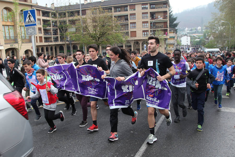 Mutrikutik goizeko 6ak aldera sartu ondoren, kostaldean zehar ibiliko da 21. Korrikaren lekukoa eskuz esku. Arratsaldean helduko da Donostiara eta bertan 42 kilometro egingo ditu auzo ezberdinetan. 