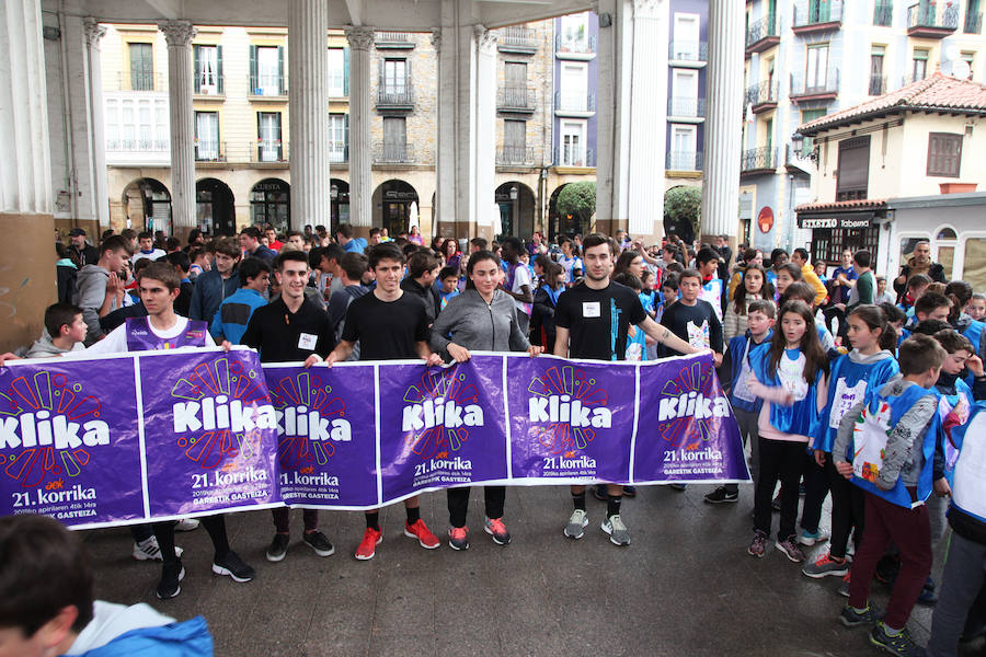 Mutrikutik goizeko 6ak aldera sartu ondoren, kostaldean zehar ibiliko da 21. Korrikaren lekukoa eskuz esku. Arratsaldean helduko da Donostiara eta bertan 42 kilometro egingo ditu auzo ezberdinetan. 