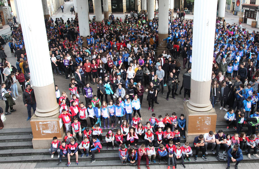 Mutrikutik goizeko 6ak aldera sartu ondoren, kostaldean zehar ibiliko da 21. Korrikaren lekukoa eskuz esku. Arratsaldean helduko da Donostiara eta bertan 42 kilometro egingo ditu auzo ezberdinetan. 