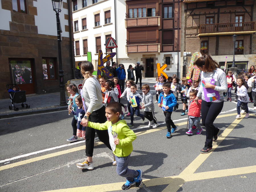 Mutrikutik goizeko 6ak aldera sartu ondoren, kostaldean zehar ibiliko da 21. Korrikaren lekukoa eskuz esku. Arratsaldean helduko da Donostiara eta bertan 42 kilometro egingo ditu auzo ezberdinetan. 