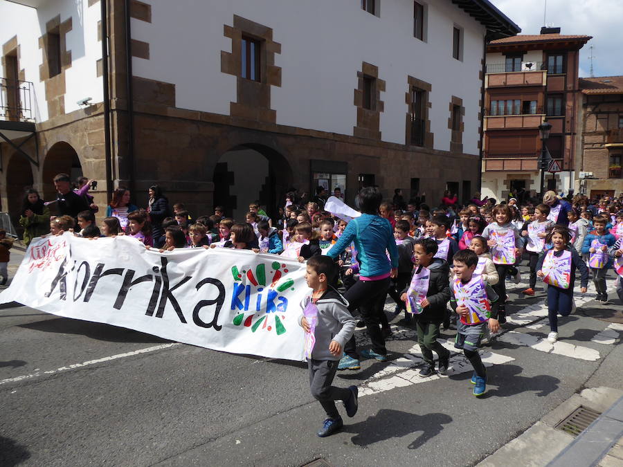 Mutrikutik goizeko 6ak aldera sartu ondoren, kostaldean zehar ibiliko da 21. Korrikaren lekukoa eskuz esku. Arratsaldean helduko da Donostiara eta bertan 42 kilometro egingo ditu auzo ezberdinetan. 