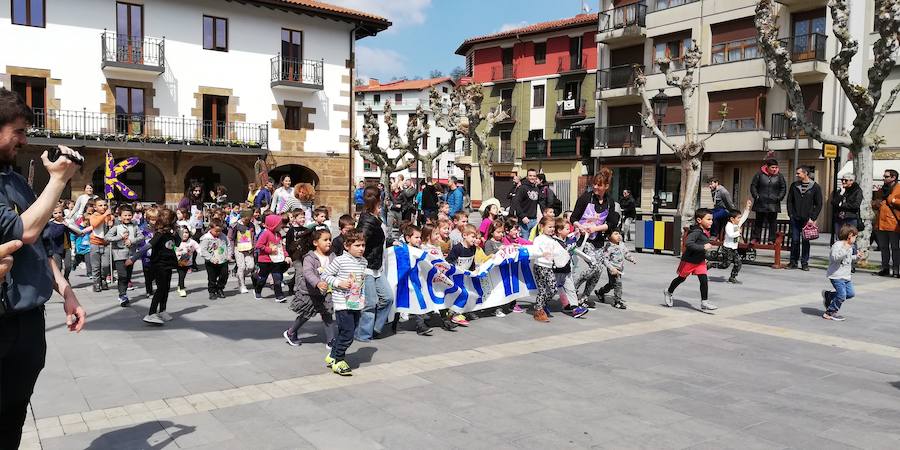 Mutrikutik goizeko 6ak aldera sartu ondoren, kostaldean zehar ibiliko da 21. Korrikaren lekukoa eskuz esku. Arratsaldean helduko da Donostiara eta bertan 42 kilometro egingo ditu auzo ezberdinetan. 