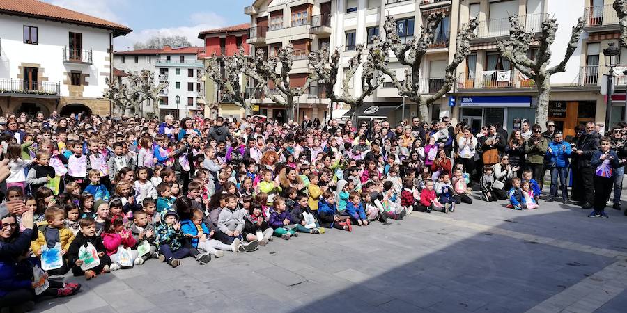 Mutrikutik goizeko 6ak aldera sartu ondoren, kostaldean zehar ibiliko da 21. Korrikaren lekukoa eskuz esku. Arratsaldean helduko da Donostiara eta bertan 42 kilometro egingo ditu auzo ezberdinetan. 