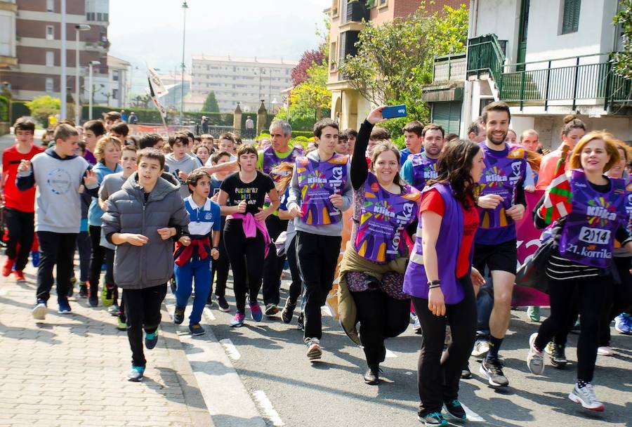 Mutrikutik goizeko 6ak aldera sartu ondoren, kostaldean zehar ibiliko da 21. Korrikaren lekukoa eskuz esku. Arratsaldean helduko da Donostiara eta bertan 42 kilometro egingo ditu auzo ezberdinetan. 