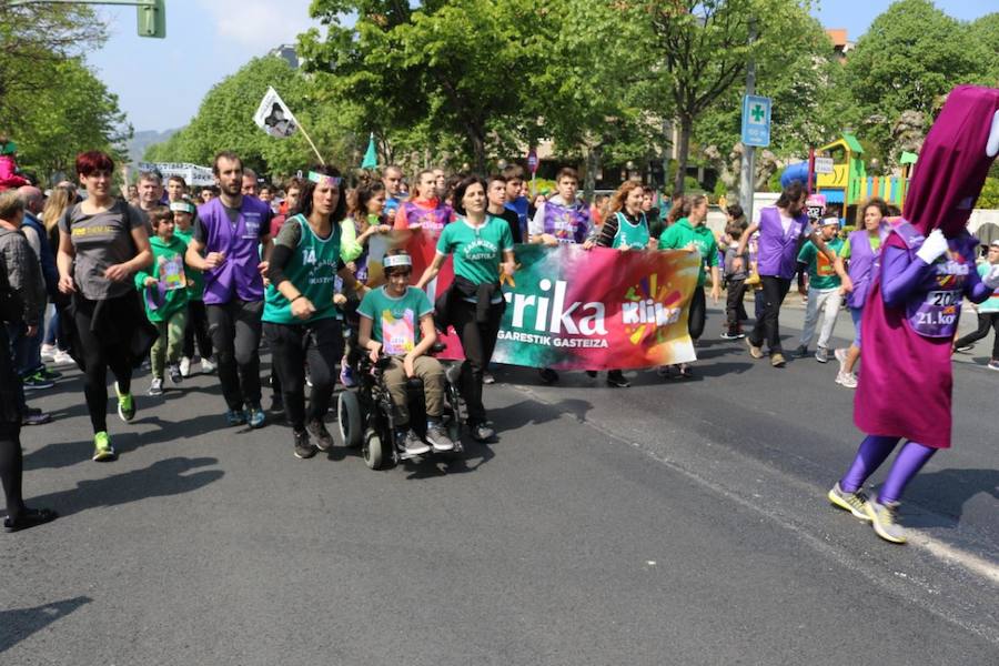 Mutrikutik goizeko 6ak aldera sartu ondoren, kostaldean zehar ibiliko da 21. Korrikaren lekukoa eskuz esku. Arratsaldean helduko da Donostiara eta bertan 42 kilometro egingo ditu auzo ezberdinetan. 