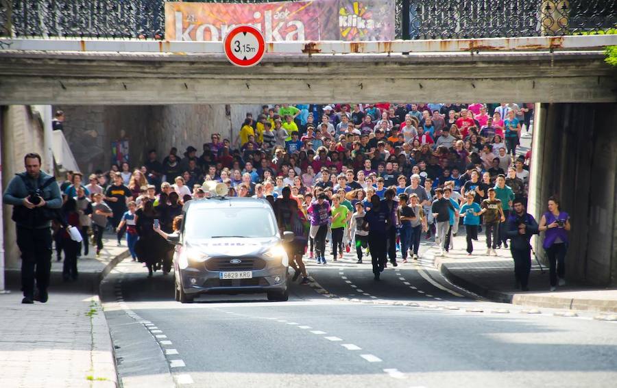 Mutrikutik goizeko 6ak aldera sartu ondoren, kostaldean zehar ibiliko da 21. Korrikaren lekukoa eskuz esku. Arratsaldean helduko da Donostiara eta bertan 42 kilometro egingo ditu auzo ezberdinetan. 