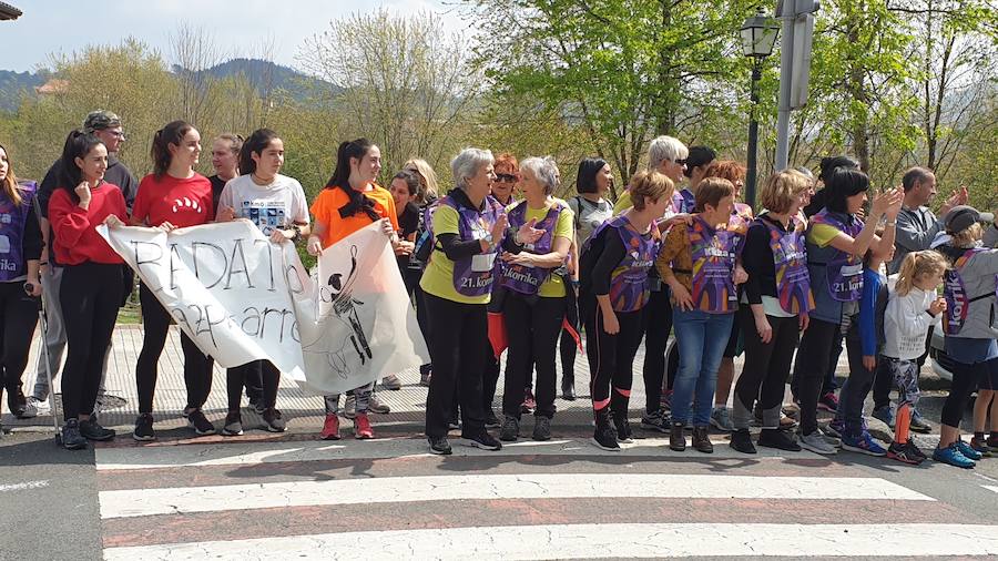 Mutrikutik goizeko 6ak aldera sartu ondoren, kostaldean zehar ibiliko da 21. Korrikaren lekukoa eskuz esku. Arratsaldean helduko da Donostiara eta bertan 42 kilometro egingo ditu auzo ezberdinetan. 