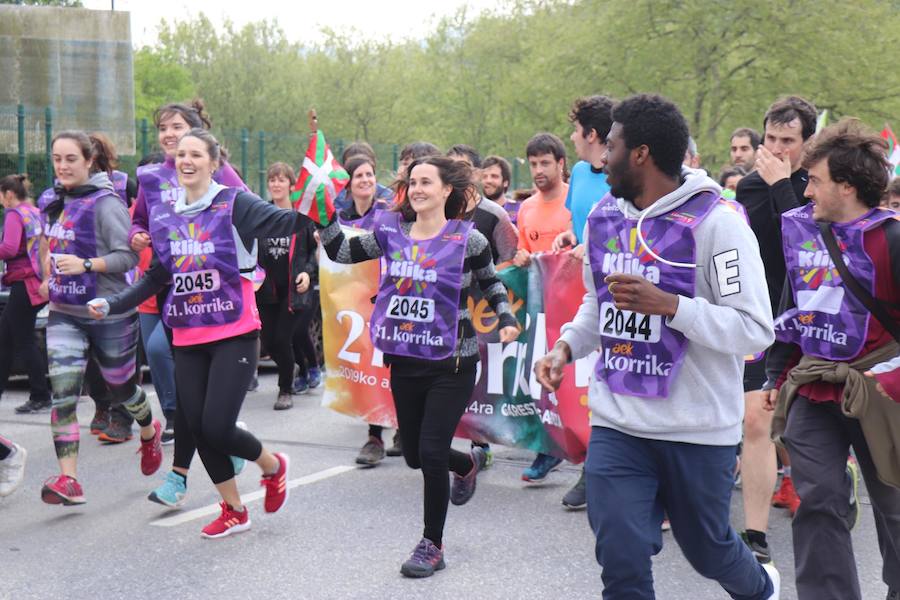 Mutrikutik goizeko 6ak aldera sartu ondoren, kostaldean zehar ibiliko da 21. Korrikaren lekukoa eskuz esku. Arratsaldean helduko da Donostiara eta bertan 42 kilometro egingo ditu auzo ezberdinetan. 