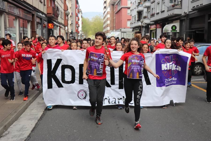 Mutrikutik goizeko 6ak aldera sartu ondoren, kostaldean zehar ibiliko da 21. Korrikaren lekukoa eskuz esku. Arratsaldean helduko da Donostiara eta bertan 42 kilometro egingo ditu auzo ezberdinetan. 