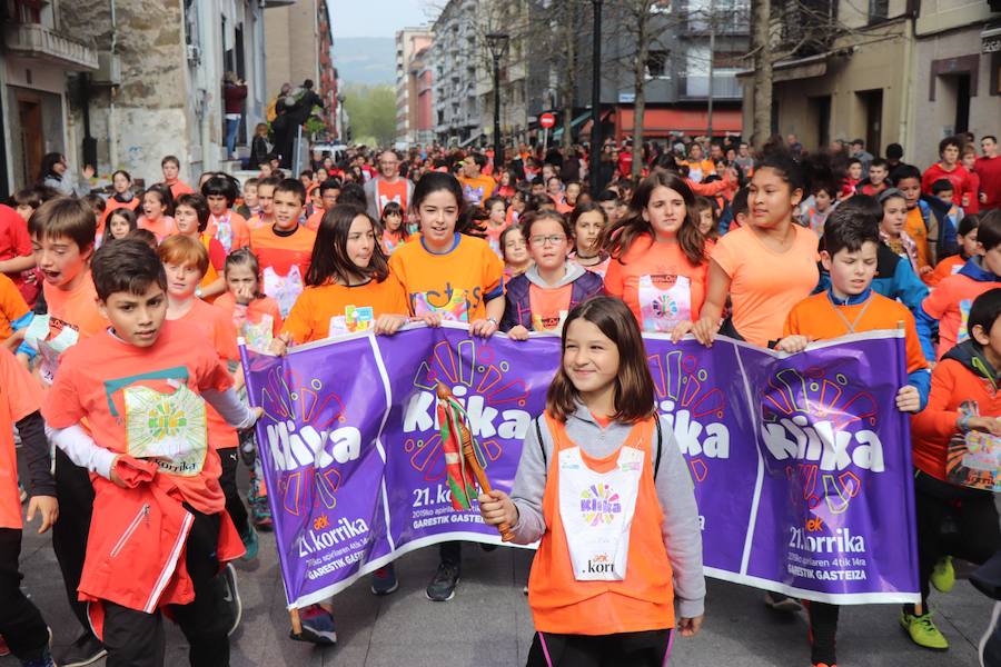 Mutrikutik goizeko 6ak aldera sartu ondoren, kostaldean zehar ibiliko da 21. Korrikaren lekukoa eskuz esku. Arratsaldean helduko da Donostiara eta bertan 42 kilometro egingo ditu auzo ezberdinetan. 