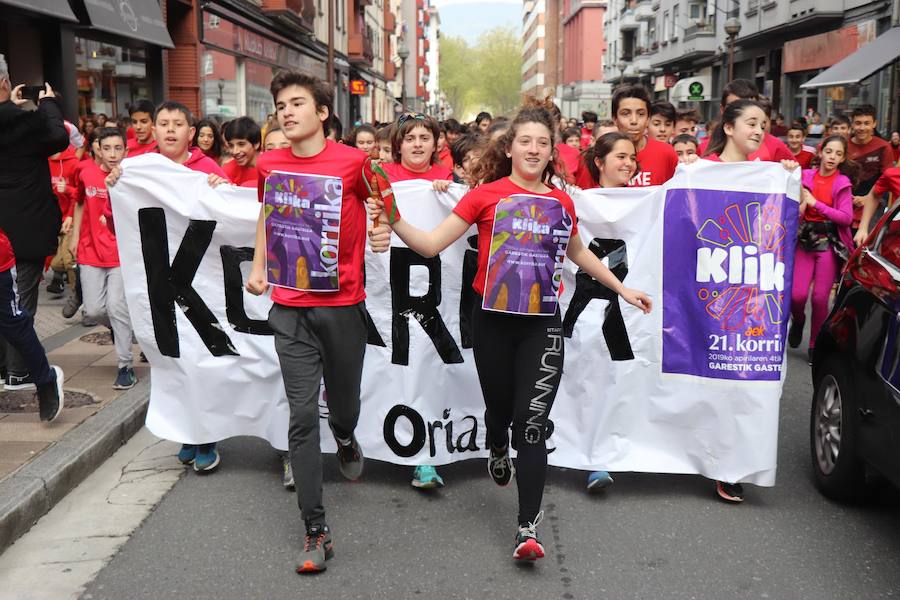 Mutrikutik goizeko 6ak aldera sartu ondoren, kostaldean zehar ibiliko da 21. Korrikaren lekukoa eskuz esku. Arratsaldean helduko da Donostiara eta bertan 42 kilometro egingo ditu auzo ezberdinetan. 