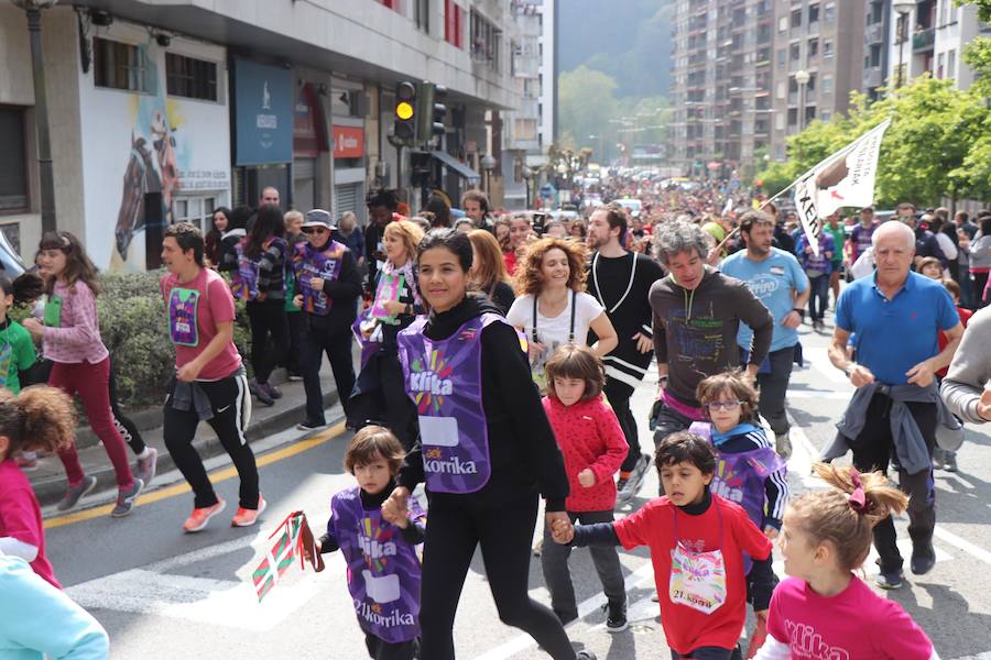 Mutrikutik goizeko 6ak aldera sartu ondoren, kostaldean zehar ibiliko da 21. Korrikaren lekukoa eskuz esku. Arratsaldean helduko da Donostiara eta bertan 42 kilometro egingo ditu auzo ezberdinetan. 