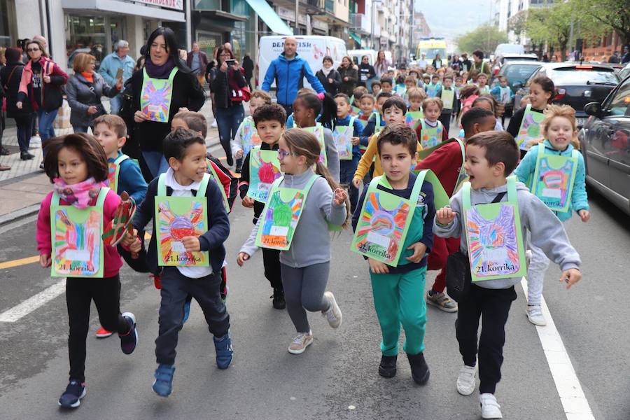 Mutrikutik goizeko 6ak aldera sartu ondoren, kostaldean zehar ibiliko da 21. Korrikaren lekukoa eskuz esku. Arratsaldean helduko da Donostiara eta bertan 42 kilometro egingo ditu auzo ezberdinetan. 