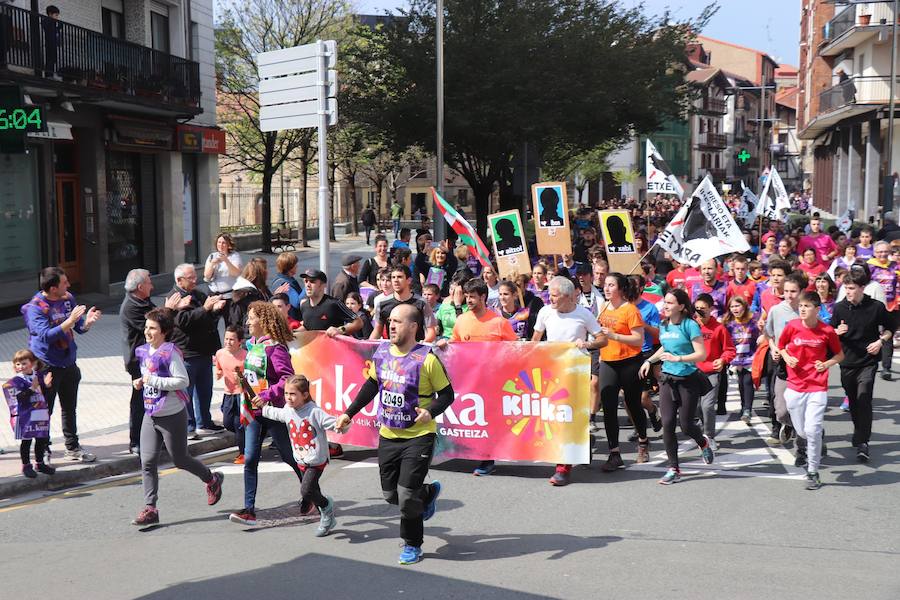 Mutrikutik goizeko 6ak aldera sartu ondoren, kostaldean zehar ibiliko da 21. Korrikaren lekukoa eskuz esku. Arratsaldean helduko da Donostiara eta bertan 42 kilometro egingo ditu auzo ezberdinetan. 