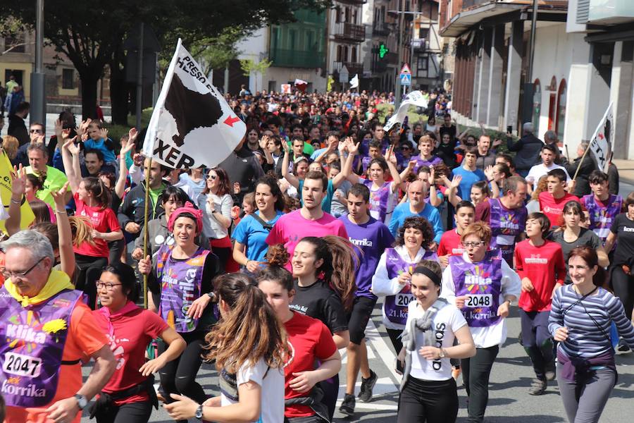 Mutrikutik goizeko 6ak aldera sartu ondoren, kostaldean zehar ibiliko da 21. Korrikaren lekukoa eskuz esku. Arratsaldean helduko da Donostiara eta bertan 42 kilometro egingo ditu auzo ezberdinetan. 