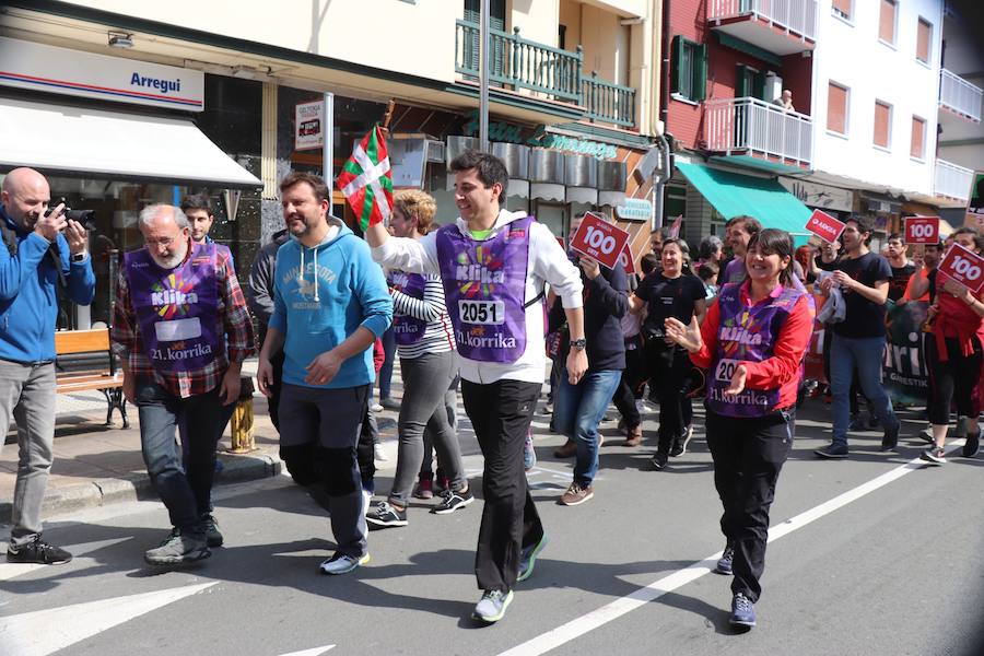 Mutrikutik goizeko 6ak aldera sartu ondoren, kostaldean zehar ibiliko da 21. Korrikaren lekukoa eskuz esku. Arratsaldean helduko da Donostiara eta bertan 42 kilometro egingo ditu auzo ezberdinetan. 