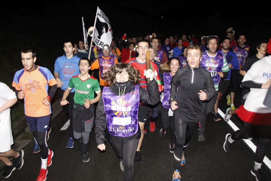 Mutrikutik goizeko 6ak aldera sartu ondoren, kostaldean zehar ibiliko da 21. Korrikaren lekukoa eskuz esku. Arrastsaldean helduko da Donostiara eta bertan 42 kilometro egingo ditu auzo esberdineta. 