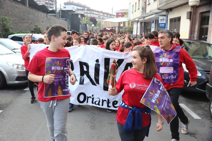 Mutrikutik goizeko 6ak aldera sartu ondoren, kostaldean zehar ibiliko da 21. Korrikaren lekukoa eskuz esku. Arratsaldean helduko da Donostiara eta bertan 42 kilometro egingo ditu auzo ezberdinetan. 