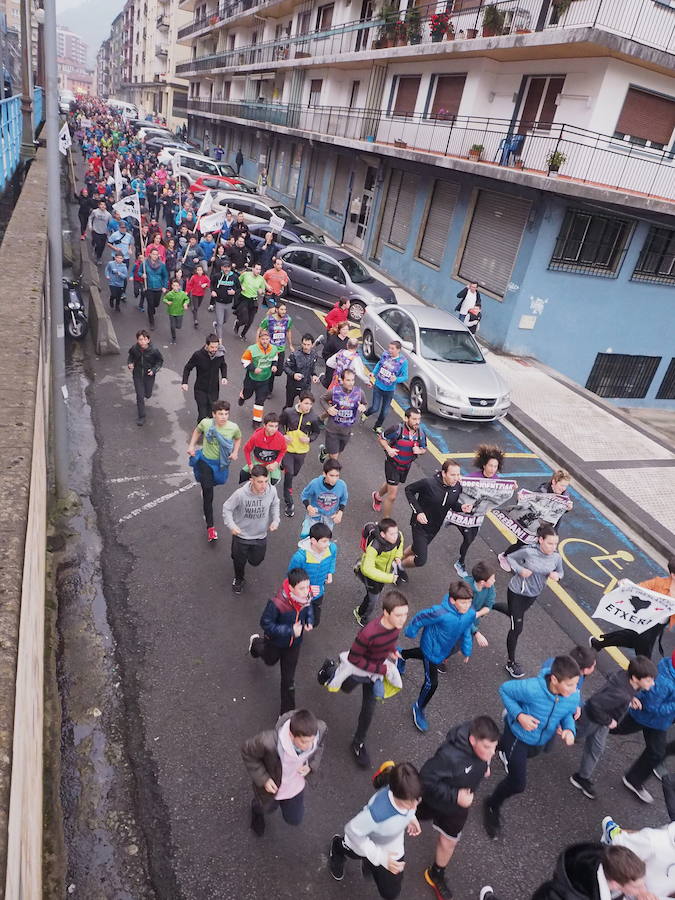 Mutrikutik goizeko 6ak aldera sartu ondoren, kostaldean zehar ibiliko da 21. Korrikaren lekukoa eskuz esku. Arrastsaldean helduko da Donostiara eta bertan 42 kilometro egingo ditu auzo esberdineta. 