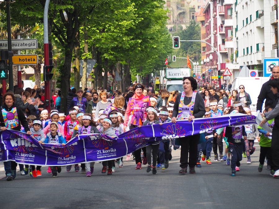 Mutrikutik goizeko 6ak aldera sartu ondoren, kostaldean zehar ibiliko da 21. Korrikaren lekukoa eskuz esku. Arrastsaldean helduko da Donostiara eta bertan 42 kilometro egingo ditu auzo esberdineta. 