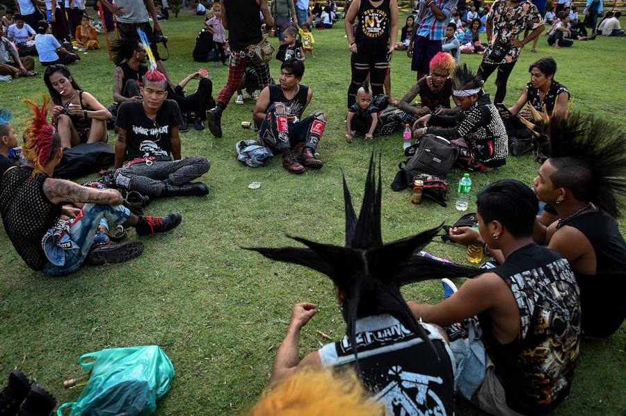 Los punks se reúnen para celebrar la víspera del festival acuático de Año Nuevo de Myanmar, también conocido como Thingyan («cambio de lugar»). Simboliza el lavado de la mala suerte y los pecados del año anterior para un nuevo comienzo limpio de todo lo malo. El año nuevo también se celebra en estas fechas en los países budistas Therevada vecinos, Tailandia, Laos y Camboya.