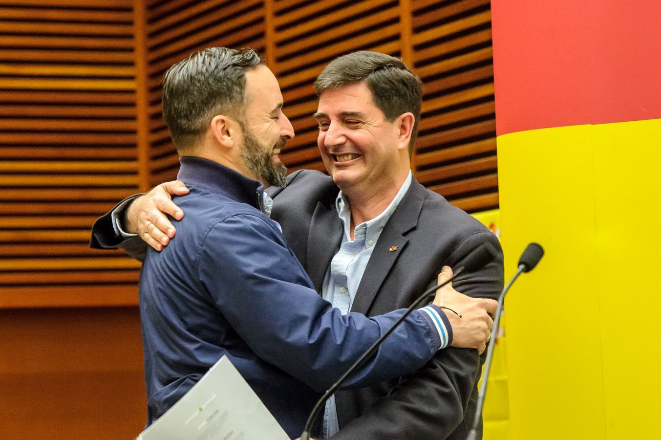 El líder de VOX, Santiago Abascal, ha realizado su segundo acto de campaña con un mitin en San Sebastián donde se han vivido momentos de tensión cuando a la salida los asistentes al acto se han cruzado con contramanifestantes.