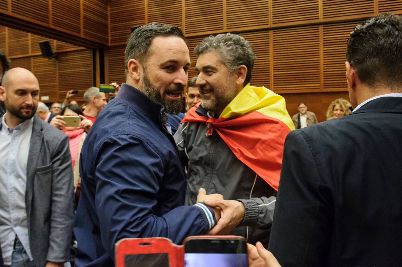 El líder de VOX, Santiago Abascal, ha realizado su segundo acto de campaña con un mitin en San Sebastián donde se han vivido momentos de tensión cuando a la salida los asistentes al acto se han cruzado con contramanifestantes.