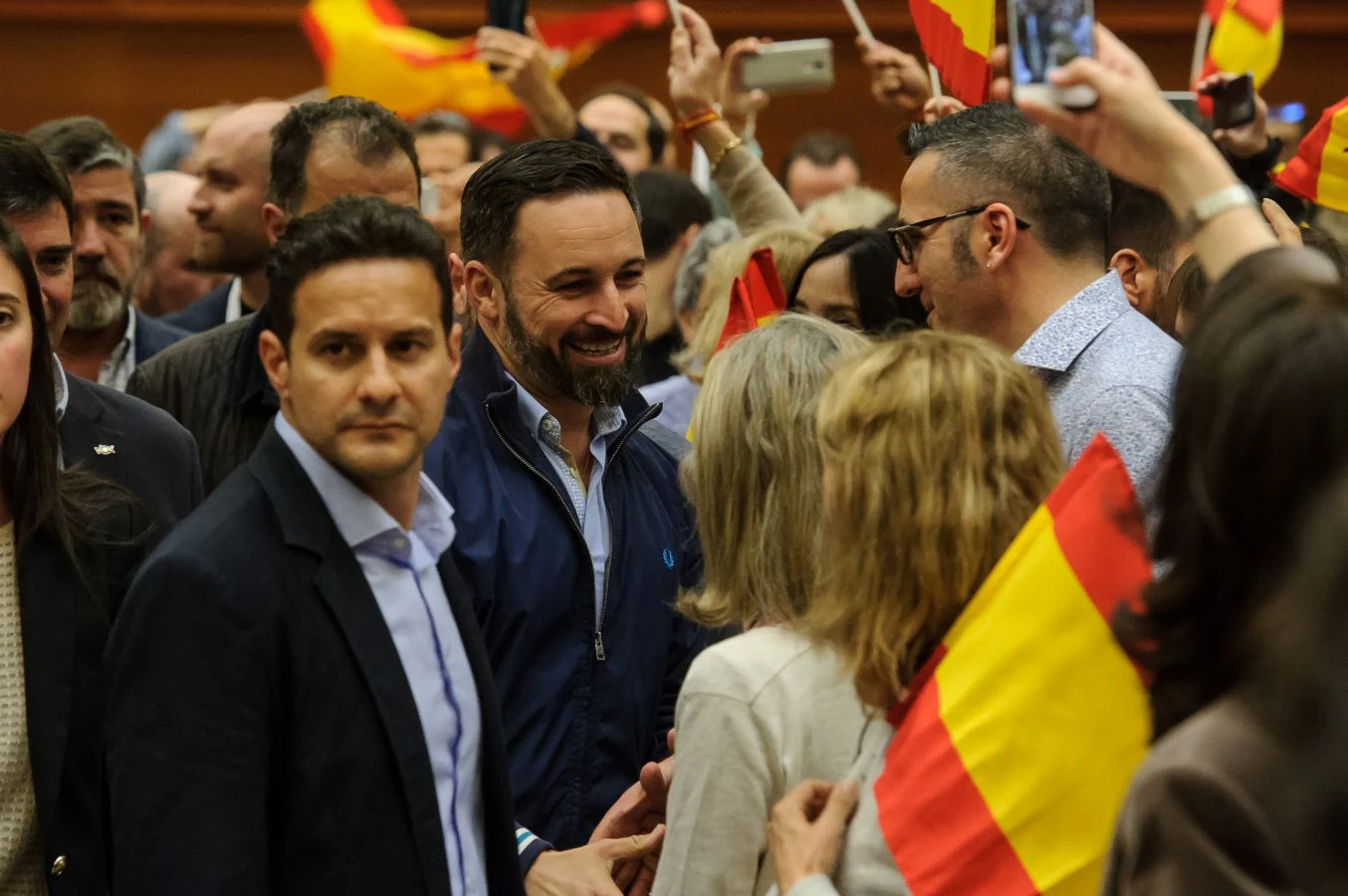 El líder de VOX, Santiago Abascal, ha realizado su segundo acto de campaña con un mitin en San Sebastián donde se han vivido momentos de tensión cuando a la salida los asistentes al acto se han cruzado con contramanifestantes.