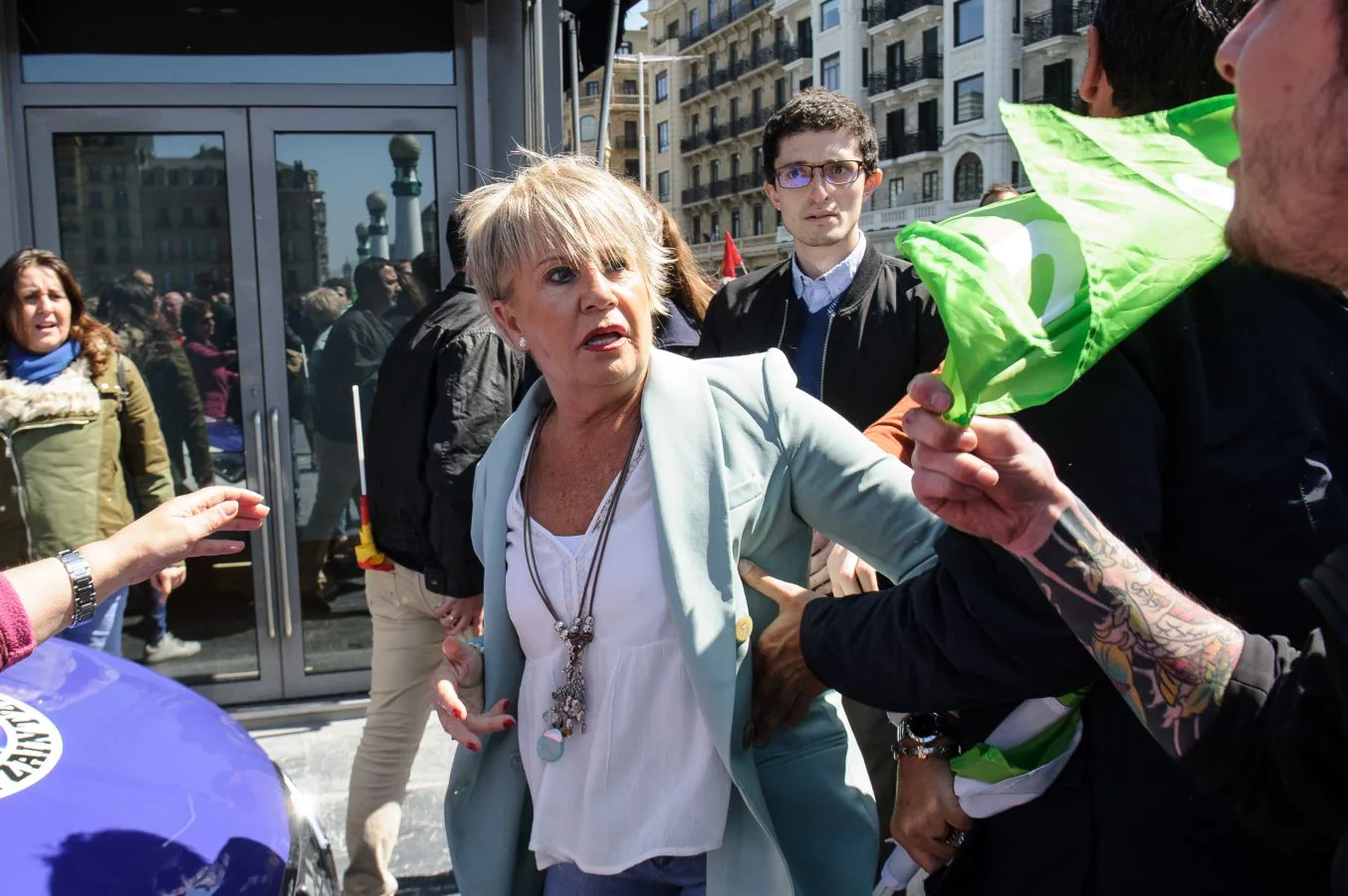 El líder de VOX, Santiago Abascal, ha realizado su segundo acto de campaña con un mitin en San Sebastián donde se han vivido momentos de tensión cuando a la salida los asistentes al acto se han cruzado con contramanifestantes.