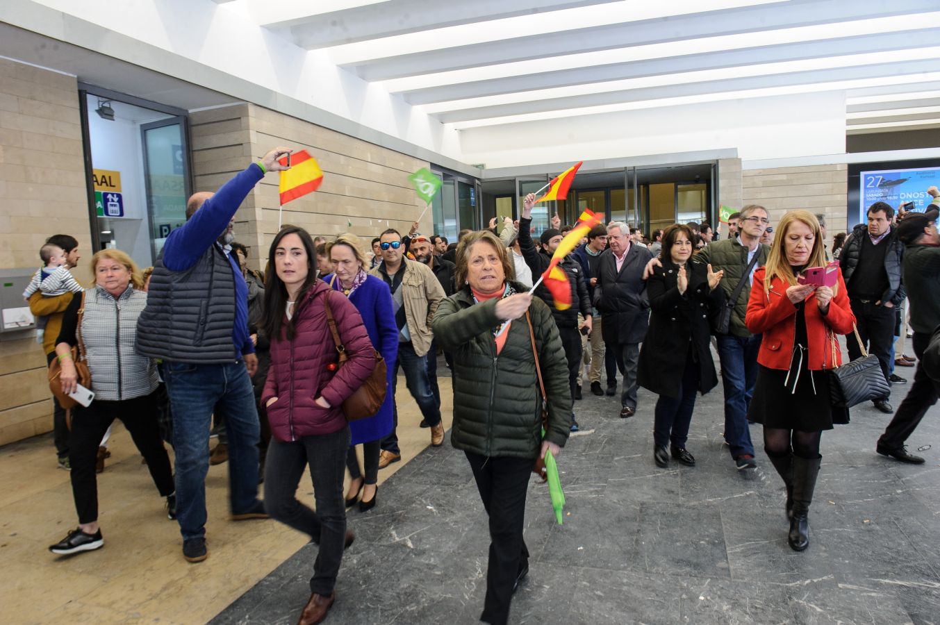 El líder de VOX, Santiago Abascal, ha realizado su segundo acto de campaña con un mitin en San Sebastián donde se han vivido momentos de tensión cuando a la salida los asistentes al acto se han cruzado con contramanifestantes.