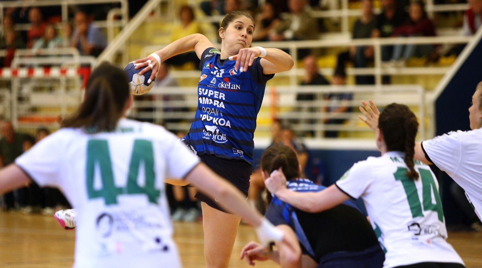 Gran victoria del Super Amara Bera Bera sobre el Elche Mustang. Gracias esta victoria el Super Amara quiere reivindicar sus opciones de luchar por el título, aunque para ello es preciso que el Rocasa ceda antes del final del campeonato.