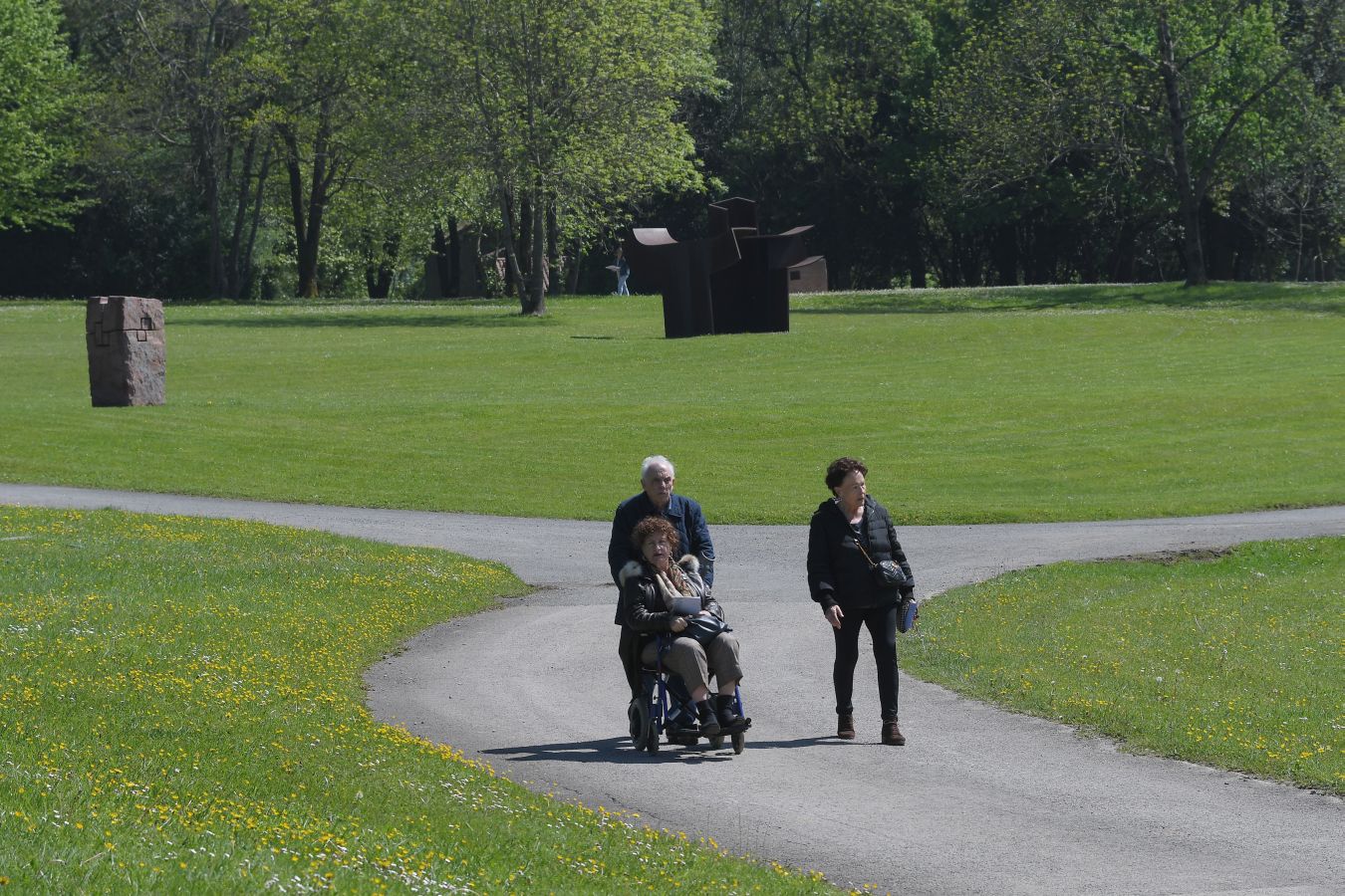 Los primeros visitantes han pasado por el nuevo Chillida Leku y han podido disfrutar, con el mejor tiempo posible, del Museo guipuzcoano.