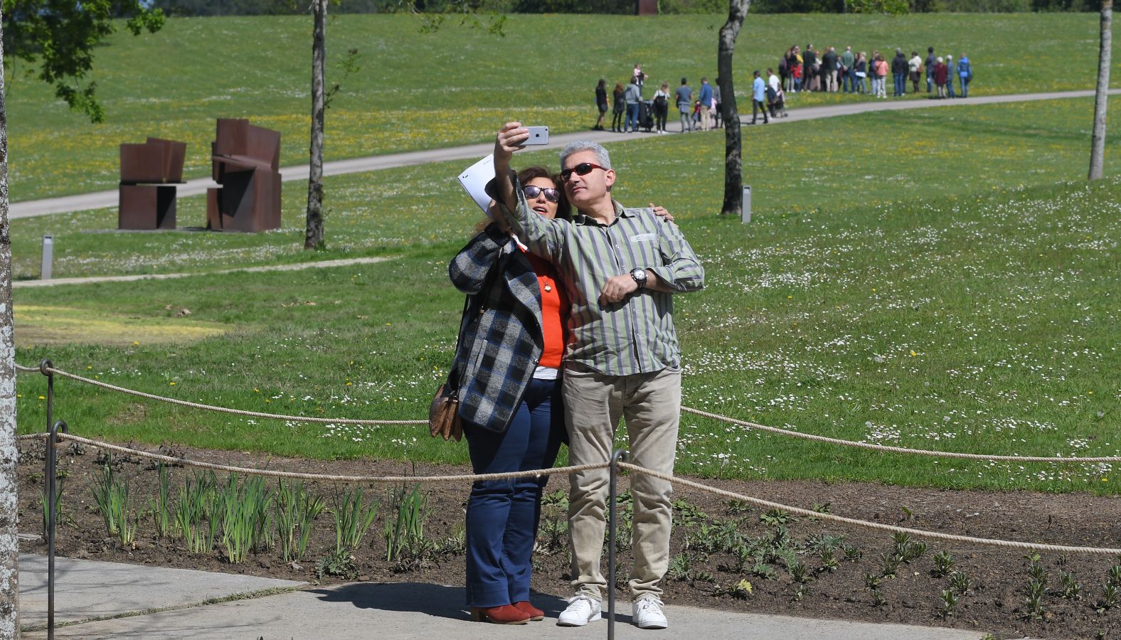 Los primeros visitantes han pasado por el nuevo Chillida Leku y han podido disfrutar, con el mejor tiempo posible, del Museo guipuzcoano.