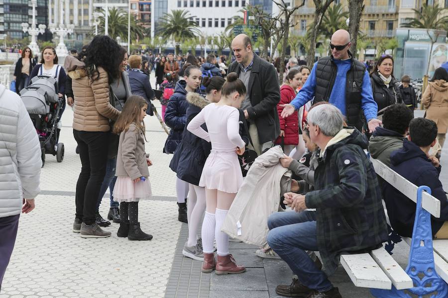Cientos de bailarinas y bailarines volvieron a llenar un año más el Paseo de La Concha para celebrar el mes de la danza.