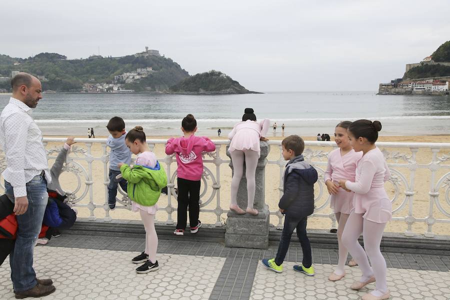 Cientos de bailarinas y bailarines volvieron a llenar un año más el Paseo de La Concha para celebrar el mes de la danza.