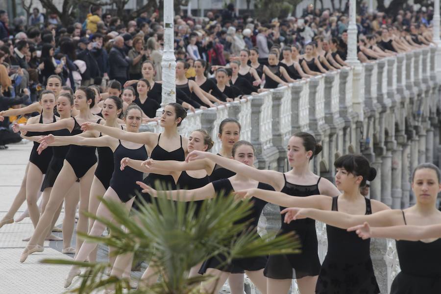 Cientos de bailarinas y bailarines volvieron a llenar un año más el Paseo de La Concha para celebrar el mes de la danza.
