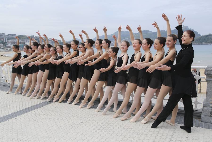 Cientos de bailarinas y bailarines volvieron a llenar un año más el Paseo de La Concha para celebrar el mes de la danza.